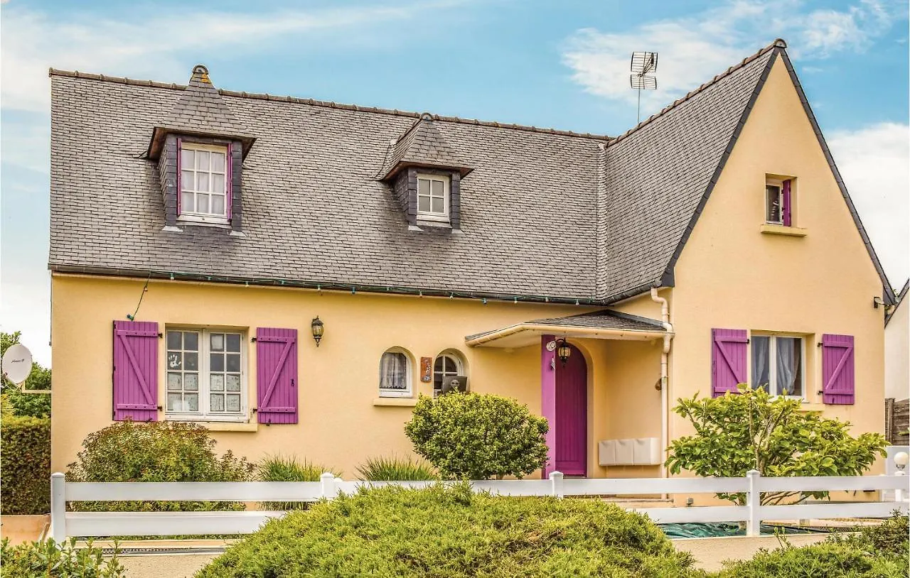 Amazing Home In Pommeret With Ethernet Internet França