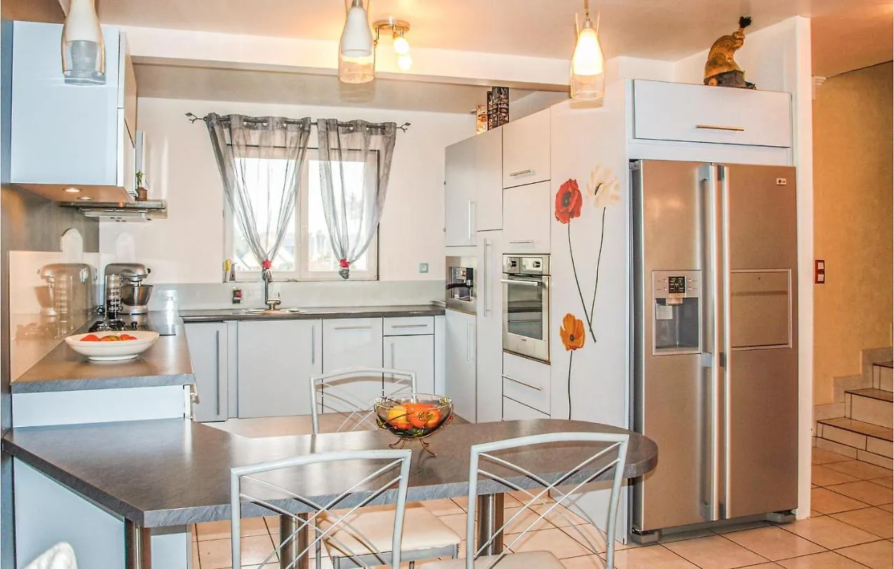 Amazing Home In Pommeret With Ethernet Internet Casa de Férias