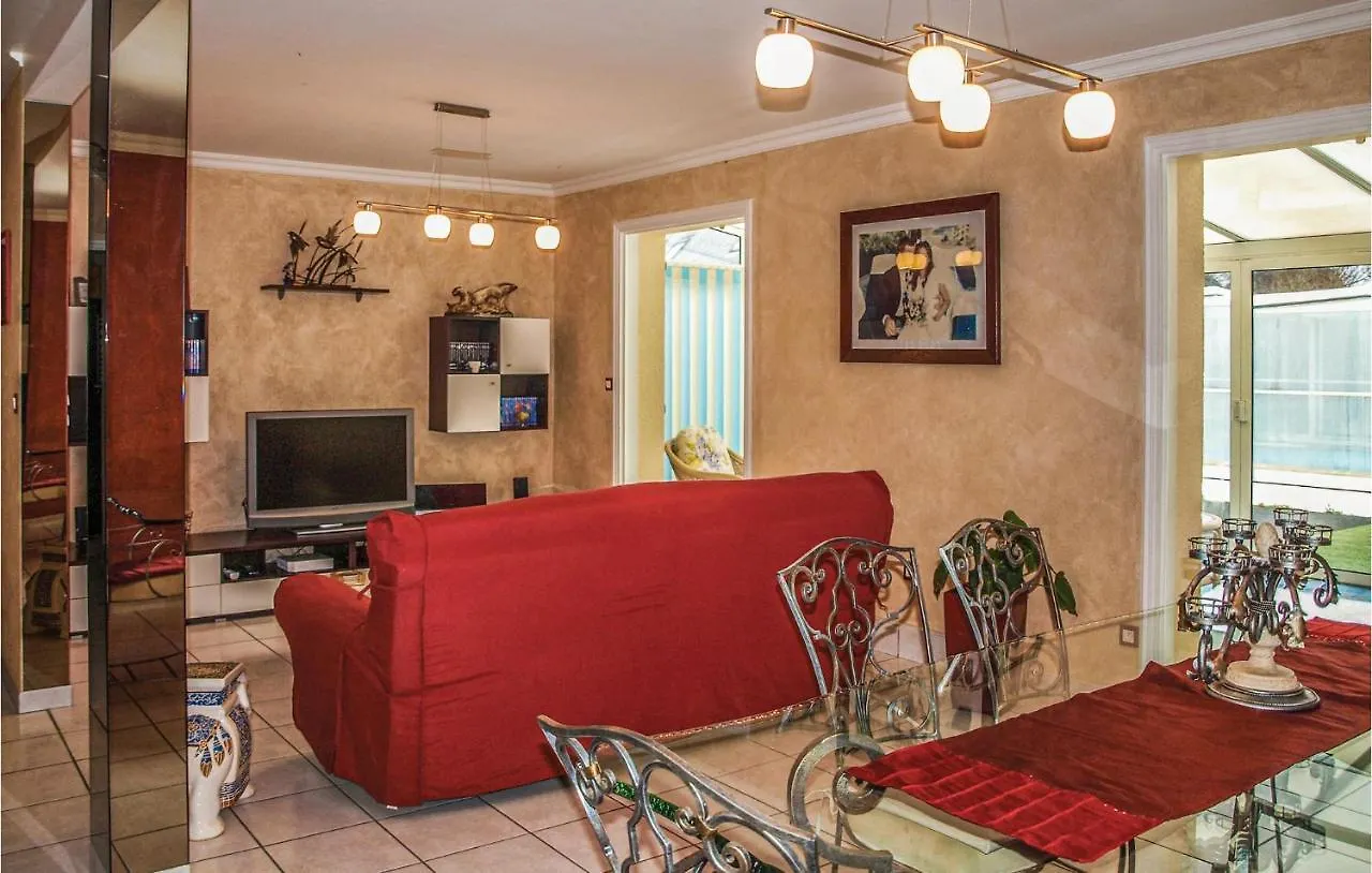 Amazing Home In Pommeret With Ethernet Internet França