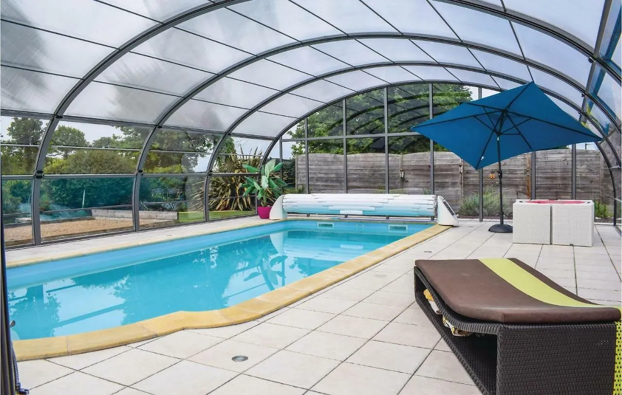 Amazing Home In Pommeret With Ethernet Internet 0*,  França